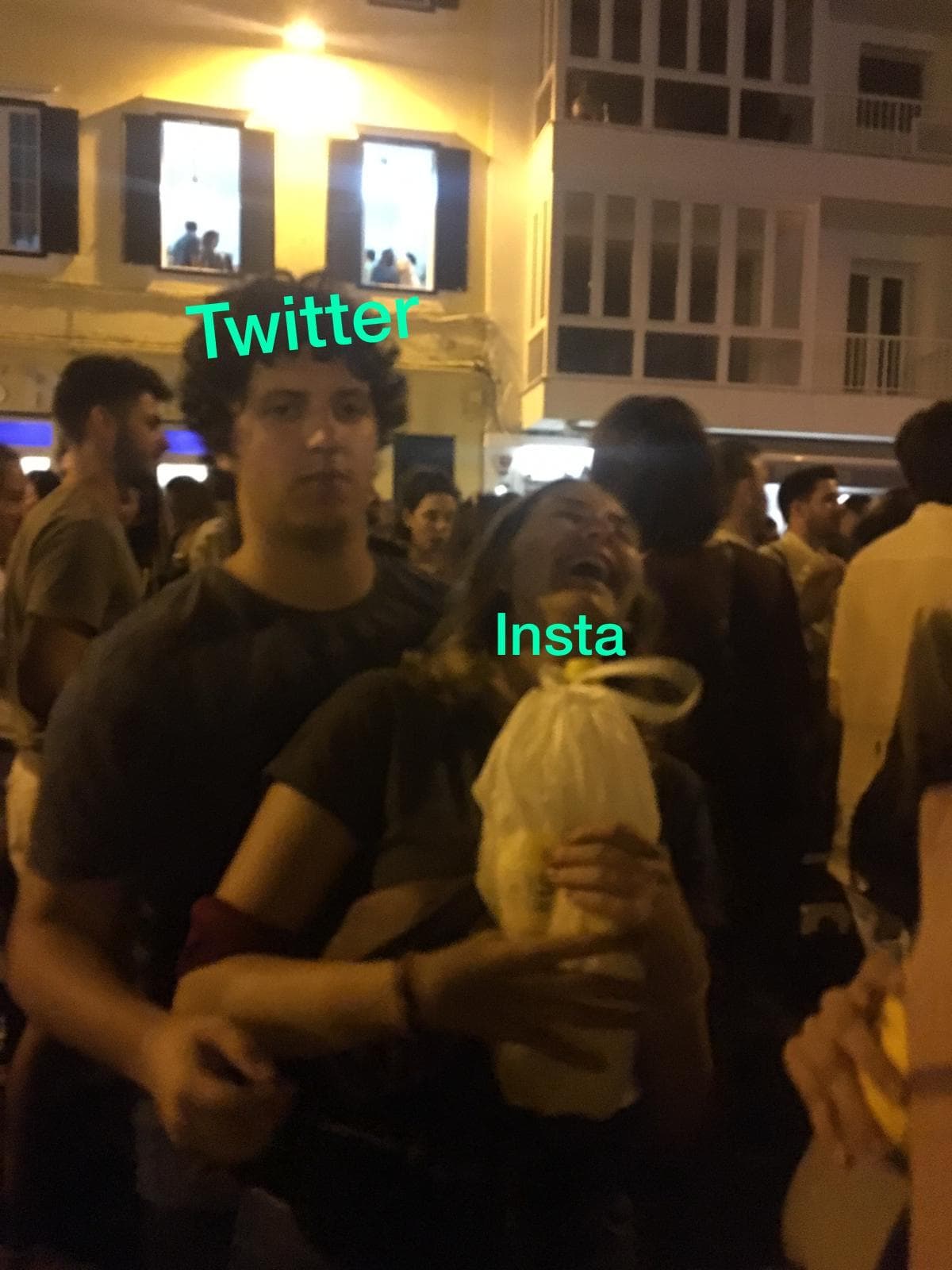 Nuestra primera foto juntos a los días de novios, quién imaginaría 7 años después...