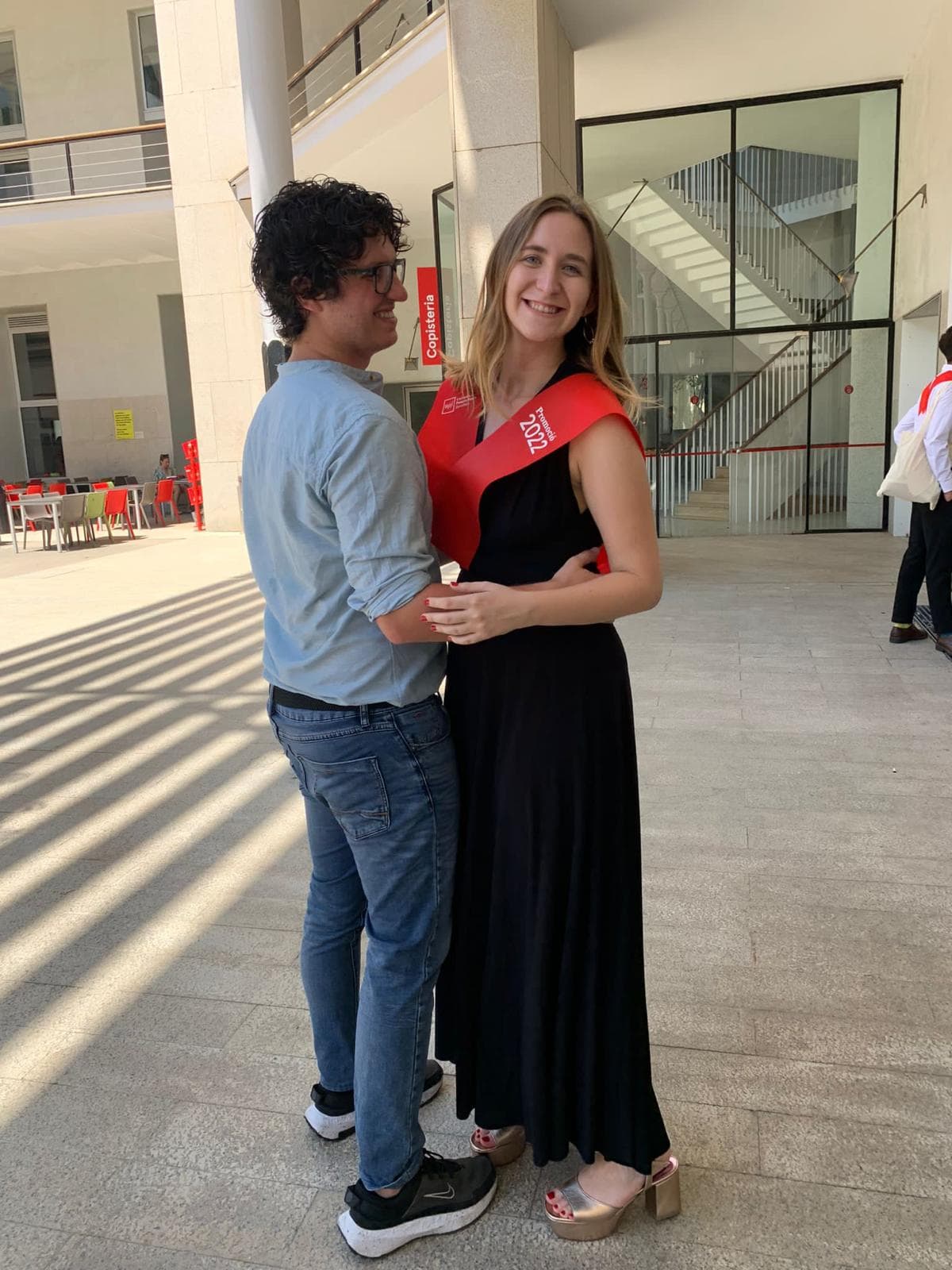 Mira que conocernos en Barcelona y no en Sant Lluís...